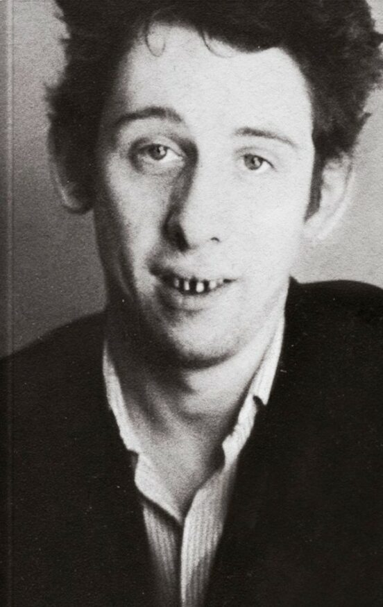 UNA FURIOSA DEVOCION. LA BIOGRAFÍA AUTORIZADA DE SHANE MacGOWAN. de RICHARD BALLS